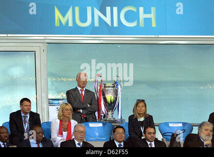 Ehemaliger Fußballspieler Franz Beckenbauer reagiert (wieder) neben der Trophy während der UEFA Champions League Fußball-Finale zwischen FC Bayern München und FC Chelsea an der Fußball Arena München in München, 19. Mai 2012. Foto: Marcus Brandt Dpa/lby Stockfoto