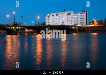 Abenddämmerung an der Trent Bridge in Nottinghamshire, England UK Stockfoto