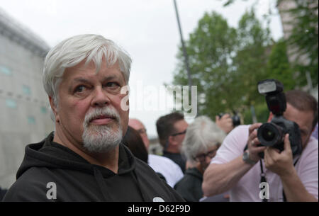 Kanadisch-amerikanische Tierrechte Aktivist Paul Watson, Gründer von Sea Shepherd und Mitbegründer von Greenpeace, kommt für eine Pressekonferenz in der strafrechtlichen Anlage in Frankfurt Am Main, Deutschland, 21. Mai 2012. Watson wurde am 13. Mai 2012 am Frankfurter Flughafen festgenommen und nun auf freigegeben wurde eine eine 250.000 Euro Kaution. Foto: EMILY WABITSCH Stockfoto