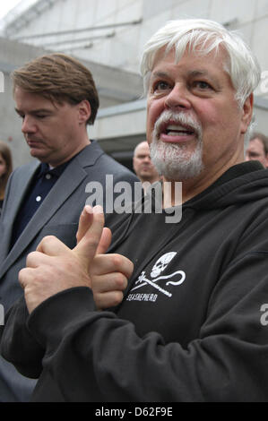 Kanadisch-amerikanische Tierrechte Aktivist Paul Watson, Gründer von Sea Shepherd und Mitbegründer von Greenpeace, kommt für eine Pressekonferenz in der strafrechtlichen Anlage in Frankfurt Am Main, Deutschland, 21. Mai 2012. Watson wurde am 13. Mai 2012 am Frankfurter Flughafen festgenommen und nun auf freigegeben wurde eine eine 250.000 Euro Kaution. Foto: EMILY WABITSCH Stockfoto