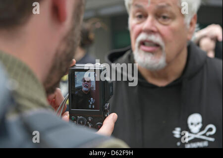 Kanadisch-amerikanische Tierrechte Aktivist Paul Watson, Gründer von Sea Shepherd und Mitbegründer von Greenpeace, hält eine Pressekonferenz in der strafrechtlichen Anlage in Frankfurt Am Main, Deutschland, 21. Mai 2012. Watson wurde am 13. Mai 2012 am Frankfurter Flughafen festgenommen und nun auf freigegeben wurde eine eine 250.000 Euro Kaution. Foto: EMILY WABITSCH Stockfoto