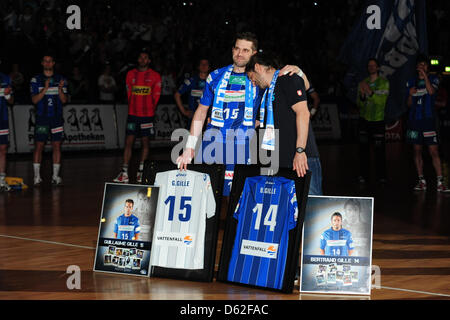 Brüder Guillaume Gille (L) und Bertrand Gille Hamburg nehmen ihren Abschied als aktiver Spieler nach der Handball-Bundesliga-Spiel HSV Hamburg gegen VfL Gummersbach in der O2 World in Hamburg, Deutschland, 16. Mai 2012. Foto: Revierfoto Stockfoto