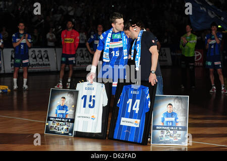 Brüder Guillaume Gille (L) und Bertrand Gille Hamburg nehmen ihren Abschied als aktiver Spieler nach der Handball-Bundesliga-Spiel HSV Hamburg gegen VfL Gummersbach in der O2 World in Hamburg, Deutschland, 16. Mai 2012. Foto: Revierfoto Stockfoto