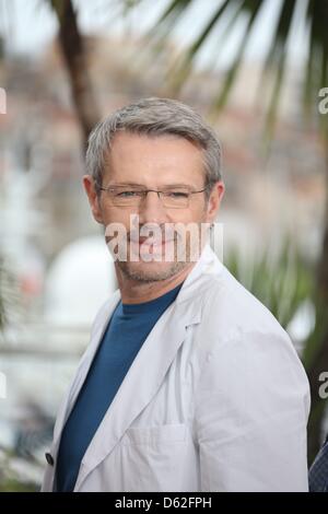 Französischer Schauspieler Lambert Wilson stellt während der Fototermin für "Vous N'Avez Encore Rien Vu" ("You Ain't gesehen nothin ' Yet") bei den 65. Filmfestspielen in Cannes, Frankreich, 21. Mai 2012. Der Film präsentiert im offiziellen Wettbewerb des Festivals, die vom 16. bis 27. Mai läuft. Foto: Hubert Boesl Stockfoto