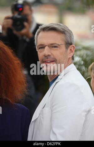 Französischer Schauspieler Lambert Wilson stellt während der Fototermin für "Vous N'Avez Encore Rien Vu" ("You Ain't gesehen nothin ' Yet") bei den 65. Filmfestspielen in Cannes, Frankreich, 21. Mai 2012. Der Film präsentiert im offiziellen Wettbewerb des Festivals, die vom 16. bis 27. Mai läuft. Foto: Hubert Boesl Stockfoto