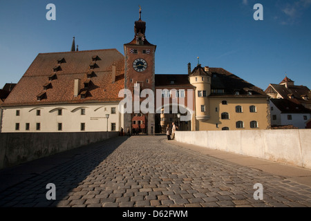 Links, berühmt Salzhaus am Ufer der Donau am Eingang zur alten Stadt Regensburg, Deutschland, ein UNESCO-Weltkulturerbe. Stockfoto