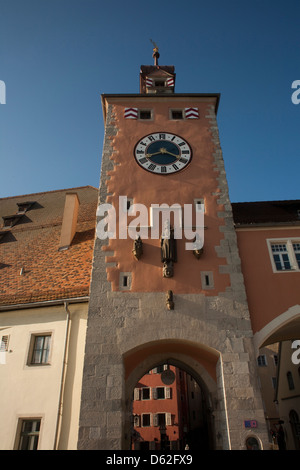 Turm Eingang in die Altstadt von historischen Steinbrücke über die Donau in Regensburg, Deutschland, ein UNESCO-Weltkulturerbe. Stockfoto