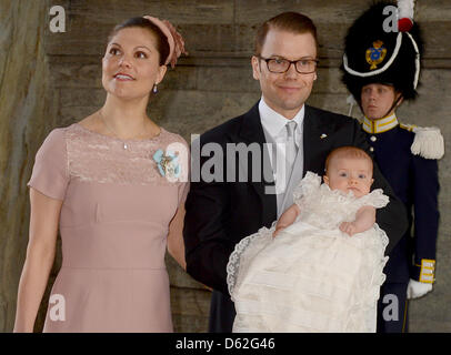 Kronprinzessin Victoria und Prinz Daniel von Schweden kommen mit ihrer Tochter Prinzessin Estelle für die Taufe in die königliche Kapelle (Slottskyrkan) in Stockholm, Schweden, 22. Mai 2012. Das kleine Mädchen geboren am 23. Februar 2012. Foto: Britta Pedersen dpa Stockfoto