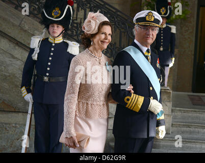 König Carl Gustaf und Königin Silvia von Schweden kommen für die Taufe des schwedischen Prinzessin Estelle an der königlichen Kapelle (Slottskyrkan) in Stockholm, Schweden, 22. Mai 2012. Die Tochter von Kronprinzessin Victoria und Prinz Daniel von Schweden geboren am 23. Februar 2012. Foto: Britta Pedersen dpa Stockfoto