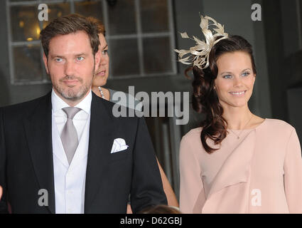 Chris O'Neill (L), der Freund der schwedischen Prinzessin Madeleine und Sofia Helqvist, die Freundin von Prinz Carl Philip, kommen für die Taufe des schwedischen Prinzessin Estelle an der königlichen Kapelle (Slottskyrkan) in Stockholm, Schweden, 22. Mai 2012. Die Tochter von Kronprinzessin Victoria und Prinz Daniel von Schweden geboren am 23. Februar 2012. Foto: Britta Pedersen Dpa +++(c) Stockfoto