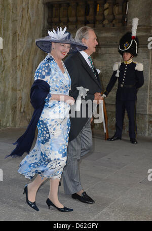 Königin Magarethe von Dänemark und Prinz Henrik kommen für die Taufe des schwedischen Prinzessin Estelle an der königlichen Kapelle (Slottskyrkan) in Stockholm, Schweden, 22. Mai 2012. Die Tochter von Kronprinzessin Victoria und Prinz Daniel von Schweden geboren am 23. Februar 2012. Foto: Britta Pedersen dpa Stockfoto