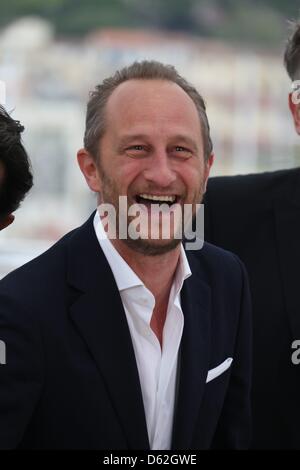 Schauspieler Benoît Poelvoorde stellt bei dem Fototermin von "Le Grand Soir" während der 65. Filmfestspiele von Cannes am Palais des Festivals in Cannes, Frankreich, am 22. Mai 2012. Foto: Hubert Boesl Stockfoto