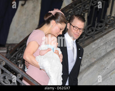 Kronprinzessin Victoria und Prinz Daniel von Schweden nach der Taufe ihrer Tochter der schwedischen Prinzessin Estelle an der königlichen Kapelle (Slottskyrkan) in Stockholm, Schweden, 22. Mai 2012. Das erste Kind geboren am 23. Februar 2012. Foto: Britta Pedersen Stockfoto