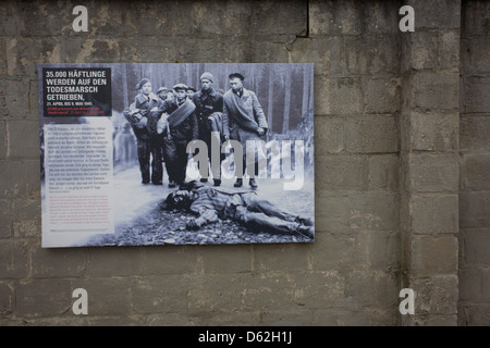 Eine Open-Air-Ausstellung-Panel zeigt einen Toten Gefangenen während der Todesmarsch (Tod März) vom KZ Sachsenhausen am Ende des 2. Weltkrieges, jetzt bekannt als die Mahn-und Gedenkstätte Sachsenhausen und Museum. Sachsenhausen war ein Nazi und sowjetische Konzentrationslager Oranienburg, 35 Kilometer (22 Meilen) nördlich von Berlin, Deutschland, vor allem für politische Gefangene aus dem Jahr 1936 bis zum Ende des Dritten Reiches im Mai 1945 verwendet.  (Weitere Titel in Beschreibung). Stockfoto