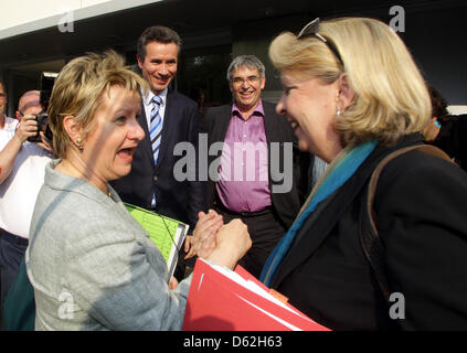 Die Nordrhein-Westfälische Ministerpräsidentin Hannelore Kraft (SPD) (r) Und Schulministerin Sylvia Löhrmann (Grüne) Begrüßen Sich bin Quantenelektrodynamik (22.05.2012) Vor der Düsseldorfer SPD-Zentrale. Sterben Sie Beiden Fluglärmreduktion wurde Hier die Erste Koalitionsgespräche. Foto: Roland Weihrauch Dpa/lnw Stockfoto