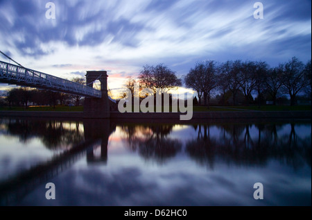 Abenddämmerung auf dem Fluss Trent am Victoria Embankment in Nottinghamshire, England UK Stockfoto