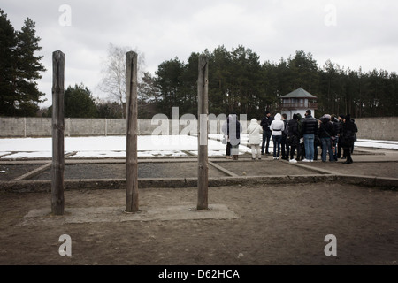 Besucher erfahren Sie mehr über Cuelty und Brutalität in der NS-Konzentrationslager Sachsenhausen während des 2. Weltkrieges, jetzt bekannt als die Mahn-und Gedenkstätte Sachsenhausen und Museum. Sachsenhausen war ein Nazi und sowjetische Konzentrationslager Oranienburg, 35 Kilometer (22 Meilen) nördlich von Berlin, Deutschland, vor allem für politische Gefangene aus dem Jahr 1936 bis zum Ende des Dritten Reiches im Mai 1945 verwendet.  (Weitere Titel in Beschreibung). Stockfoto