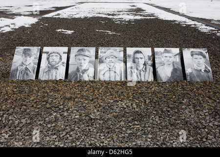 Die Gesichter der Gefangenen an der Stelle, wo über 10.000 sowjetische Kriegsgefangenen während des 2. Weltkrieges, jetzt bekannt als die Mahn-und Gedenkstätte Sachsenhausen und das Museum im Jahre 1941 in der NS-Konzentrationslager Sachsenhausen erschossen wurden. Sachsenhausen war ein Nazi und sowjetische Konzentrationslager Oranienburg, 35 Kilometer (22 Meilen) nördlich von Berlin, Deutschland, vor allem für politische Gefangene aus dem Jahr 1936 bis zum Ende des Dritten Reiches im Mai 1945 verwendet.  (Weitere Titel in Beschreibung). Stockfoto