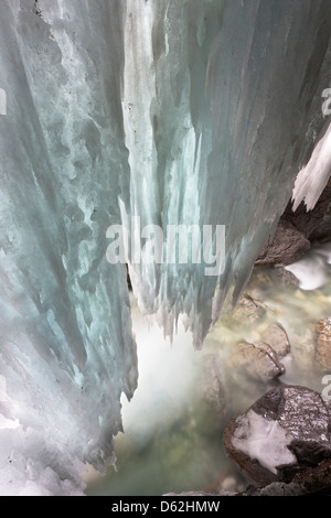 Partnachklamm in der Nähe von Garmisch-Partenkirchen in Bayern, Deutschland im Winter. Stockfoto