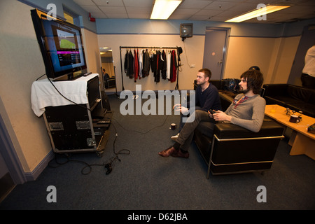 Kasabian backstage bei Sheffield Arena. South Yorkshire, England, Vereinigtes Königreich. Stockfoto