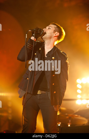 Tom Meighan von Kasabian in Sheffield Arena durchführen. Stockfoto