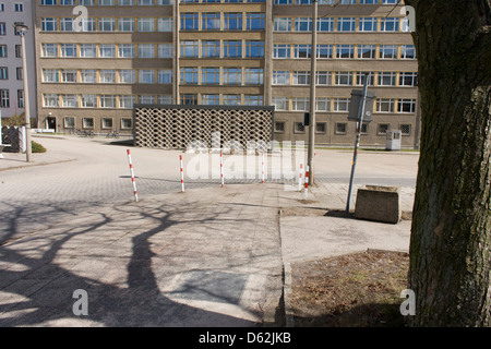 Vorplatz des "Haus 1" das ministerielle Hauptquartier der Stasi Geheimpolizei in DDR, der DDR. Baujahr 1960, jetzt bekannt als das Stasi-Museum Komplex... (Weitere Titel in Beschreibung) Stockfoto