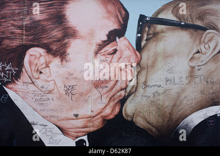 Ein Detail aus dem überdimensionalen Kunstwerk mit dem Titel Bruderschaft Kiss (Bruderkuss) von Dmitry Vrubel, die einmal einen Teil der berüchtigten Berliner Mauer im westlichen Deutschland russische geschmückt. Die beiden Männer küssen auf den Lippen, eines der berühmtesten Gemälde, die ein geteiltes Europa während des Kalten Krieges symbolisierte. Der kommunistische sowjetische Führer Leonid Brezhnev küsst seinen Amtskollegen der NVA (DDR) Erich Honecker, die letztlich auf Tassen und T-shirts in der ganzen Welt kopiert wurde, vor der Zerstörung durch die Behörden. .. (Mehr in Beschreibung). Stockfoto