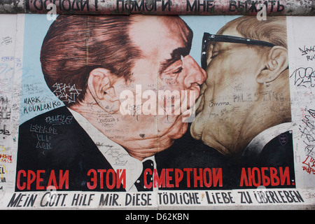 Ein Detail aus dem überdimensionalen Kunstwerk mit dem Titel Bruderschaft Kiss (Bruderkuss) von Dmitry Vrubel, die einmal einen Teil der berüchtigten Berliner Mauer im westlichen Deutschland russische geschmückt. Die beiden Männer küssen auf den Lippen, eines der berühmtesten Gemälde, die ein geteiltes Europa während des Kalten Krieges symbolisierte. Der kommunistische sowjetische Führer Leonid Brezhnev küsst seinen Amtskollegen der NVA (DDR) Erich Honecker, die letztlich auf Tassen und T-shirts in der ganzen Welt kopiert wurde, vor der Zerstörung durch die Behörden. .. (Mehr in Beschreibung). Stockfoto