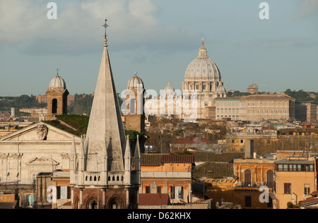ROM, ITALIEN. Einen erhöhten Blick auf die Tridente Teil der Stadt mit der Basilika St. Peter in der Ferne. 2013. Stockfoto