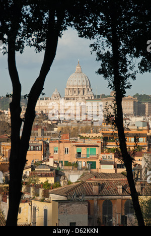 ROM, ITALIEN. Einen erhöhten Blick auf die Tridente Teil der Stadt mit der Basilika St. Peter in der Ferne. 2013. Stockfoto
