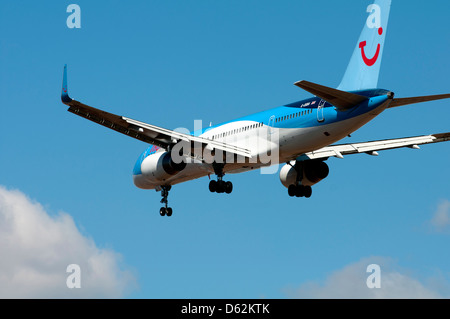 Thomson Boeing 757 (G-OOBA) herannahenden Birmingham Airport Stockfoto