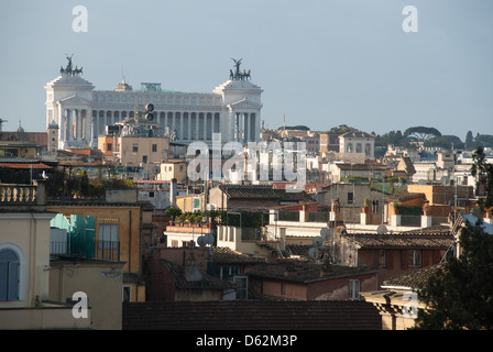 ROM, ITALIEN. Blick auf dem Dach der Stadt mit Blick auf das Vittorio Emanuele Denkmal (Vittoriano). 2013. Stockfoto