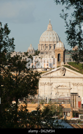 ROM, ITALIEN. Einen erhöhten Blick auf die Tridente Teil der Stadt mit der Basilika St. Peter in der Ferne. 2013. Stockfoto
