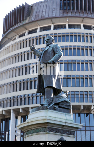 Statue von Seddon vor The Beehive, New Zealand Parlamentsgebäude Stockfoto