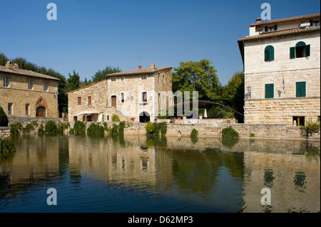 Ein Blick über den Spa-Pool in Bagno Vignoni, Toskana, Italien Stockfoto