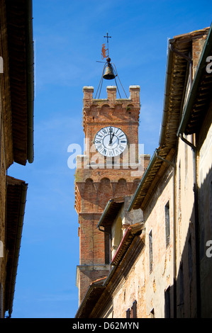 Eine Clocktower in die Hügel der Stadt Pienza, Val d ' Orcia, Toskana, Italien Stockfoto