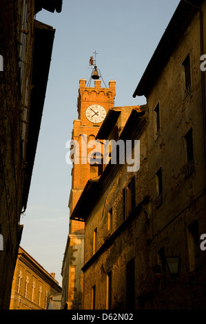 Eine Clocktower in die Hügel der Stadt Pienza, Val d ' Orcia, Toskana, Italien Stockfoto