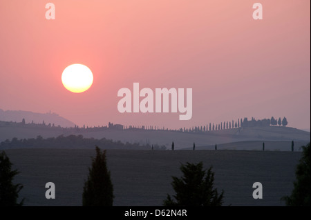 Sonnenuntergang über "Tempielle" ein Hügel-Bauernhaus in der Nähe von Pienza, Val d ' Orcia, Toskana, Italien Stockfoto