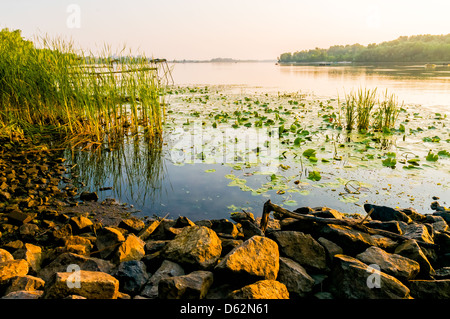 Einen ruhigen Blick des Flusses Dniper bald im Morgengrauen Stockfoto