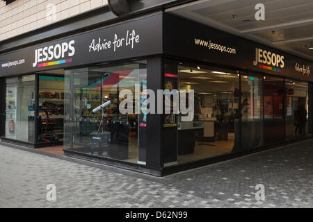 Basingstoke, Großbritannien. 11. April 2013 - ist geschlossen im Januar 2013, nachdem das Unternehmen Verwaltung, trat dieser Jessops laden in Basingstoke immer bereit, bald wieder öffnen. Jessops erwarb vor kurzem Unternehmer und Dragon es Den Stern, Peter Jones, der gesagt hat, dass der Plan ist, öffnen Sie eine kleinere Anzahl von Geschäften um Gemeinkosten niedrig zu halten und mit Online-Händlern wettbewerbsfähig zu bleiben.  Bildnachweis: Rob Arnold/Alamy Live-Nachrichten Stockfoto