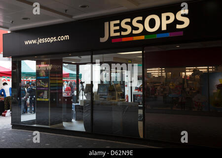 Basingstoke, Großbritannien. 11. April 2013 - ist geschlossen im Januar 2013, nachdem das Unternehmen Verwaltung, trat dieser Jessops laden in Basingstoke immer bereit, bald wieder öffnen. Jessops erwarb vor kurzem Unternehmer und Dragon es Den Stern, Peter Jones, der gesagt hat, dass der Plan ist, öffnen Sie eine kleinere Anzahl von Geschäften um Gemeinkosten niedrig zu halten und mit Online-Händlern wettbewerbsfähig zu bleiben.  Bildnachweis: Rob Arnold/Alamy Live-Nachrichten Stockfoto