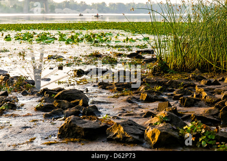 Einen ruhigen Blick des Flusses Dniper bald im Morgengrauen Stockfoto