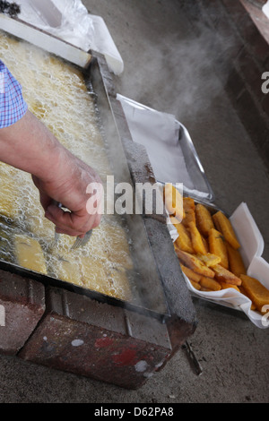 Mann beim Kochen knusprige Küche Creme mit Maismehl Stockfoto