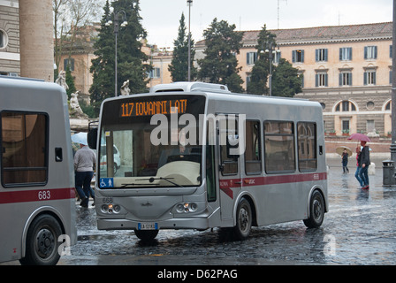 ROM, ITALIEN. Elektrobusse am Piazza del Popolo im Stadtteil Tridente der Stadt. 2013. Stockfoto