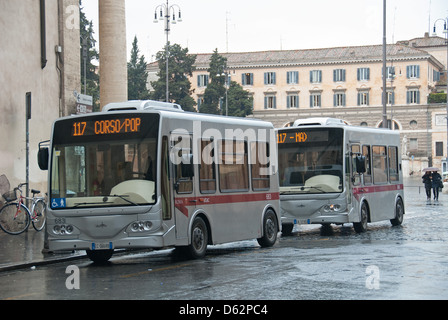 ROM, ITALIEN. Elektrobusse am Piazza del Popolo im Stadtteil Tridente der Stadt. 2013. Stockfoto