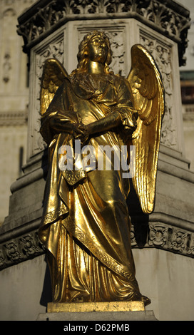 Kroatien. Zagreb. Heilige Maria-Säule mit Engeln und Brunnen. Eines der vier goldene Engel auf dem Podest. Kaptol Square. Stockfoto