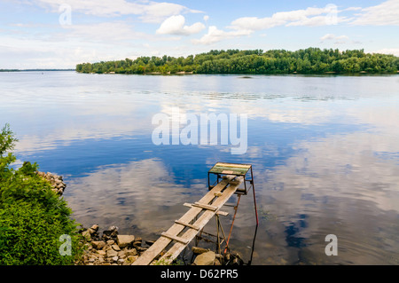 Einen ruhigen Blick des Flusses Dniper bald im Morgengrauen Stockfoto