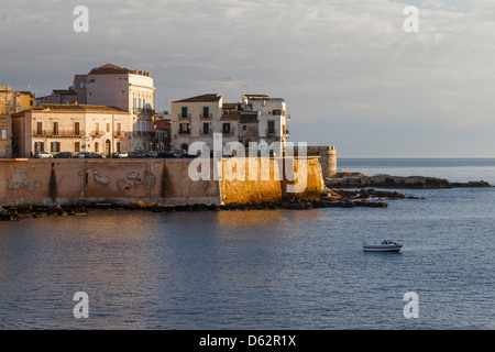 Siracusa, Ortigia, östliche Küste bei Sonnenaufgang. Stockfoto