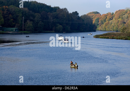 Angeln am Fluss Erne, Lough Erne, Enniskillen, Grafschaft Fermanagh, Nordirland Stockfoto