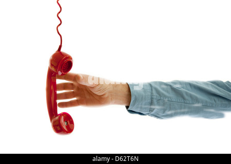 Männliche Hand packte eine rote Telefon. isoliert auf weiss. Stockfoto